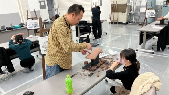 講師の説明を受けている写真