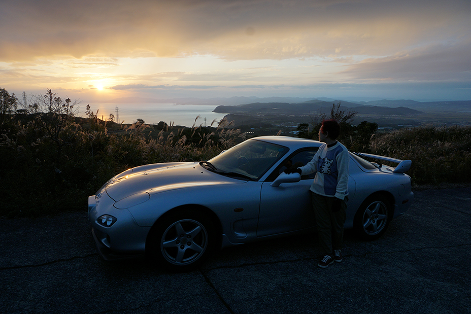 オレンジの夕陽とRX-7と西本さん