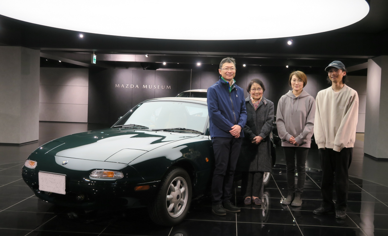 NAロードスターのレストア納車式に、ご家族で広島本社へ来られたお客さま