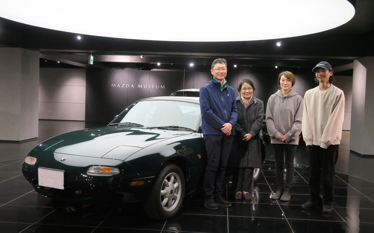 NAロードスターのレストア納車式に、ご家族で広島本社へ来られたお客さま