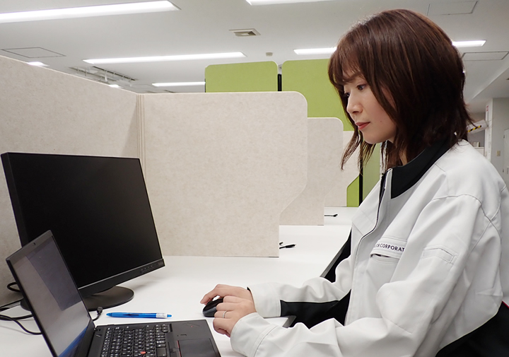仕事中の社員A.Hの写真2