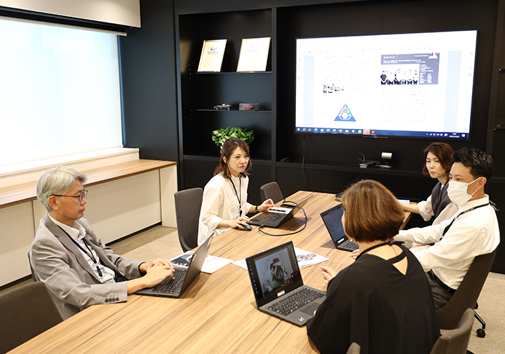 仕事中の社員E.Oの写真