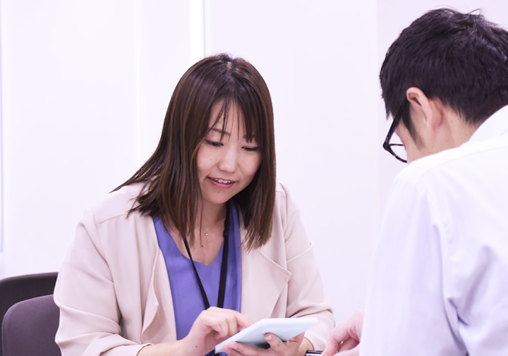 仕事中の社員H.Kの写真
