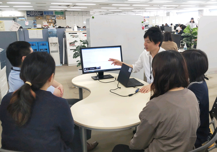 仕事中の社員H.Sの写真2