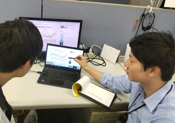 仕事中の社員H.Sの写真