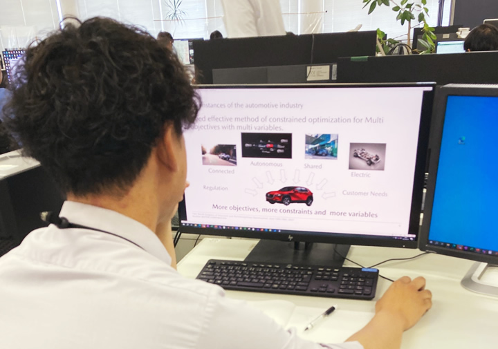 仕事中の社員H.Uの写真