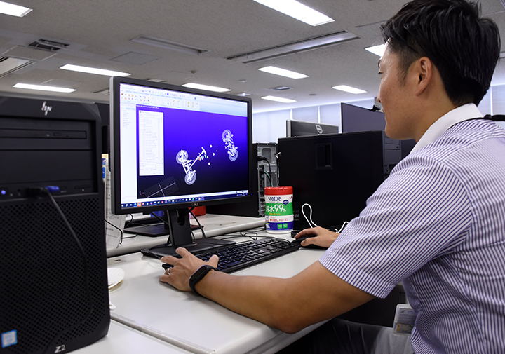 仕事中の社員R.Cの写真