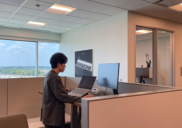 仕事中の社員S.Nの写真