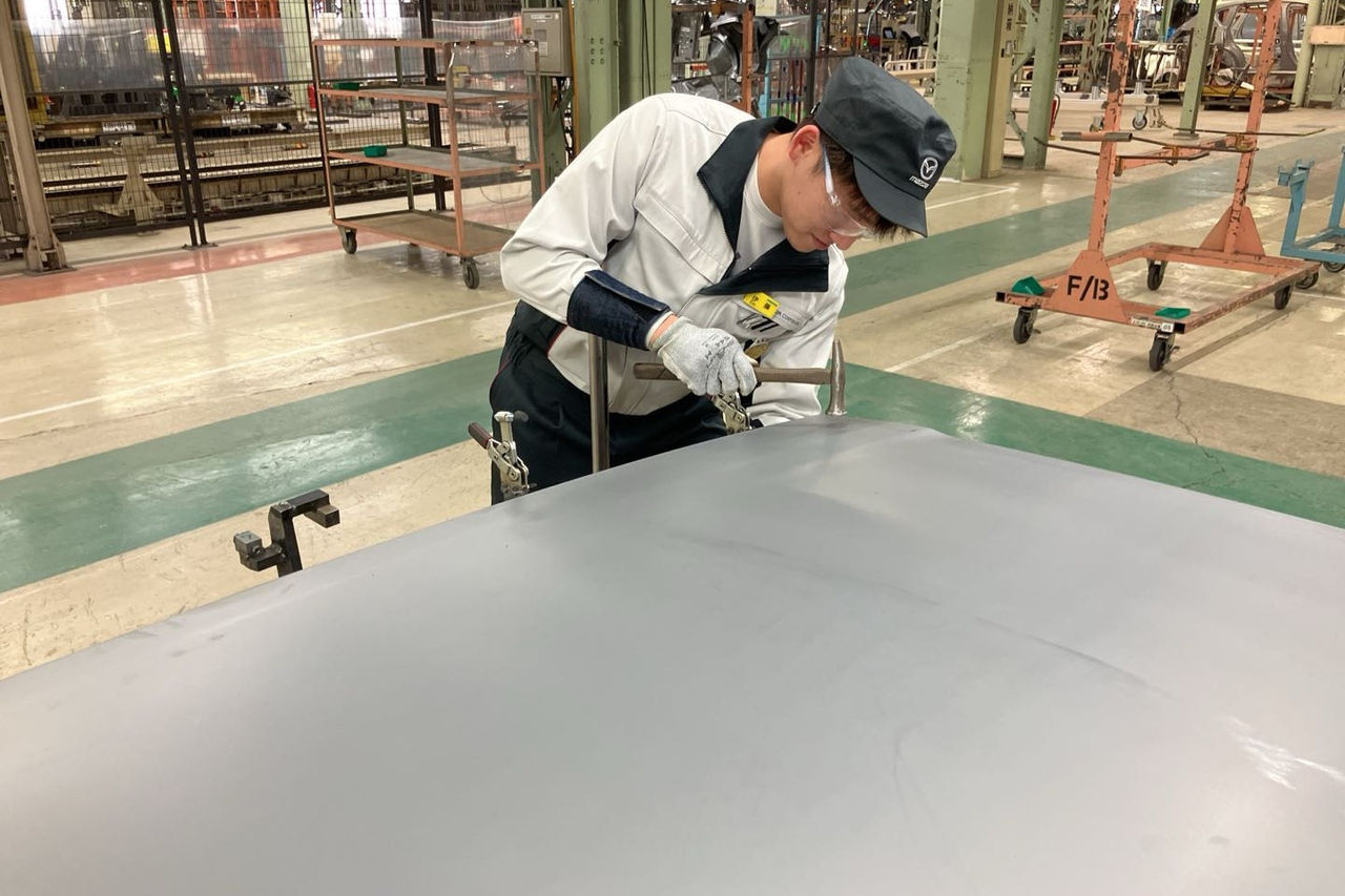 板金部品仕上げの様子③