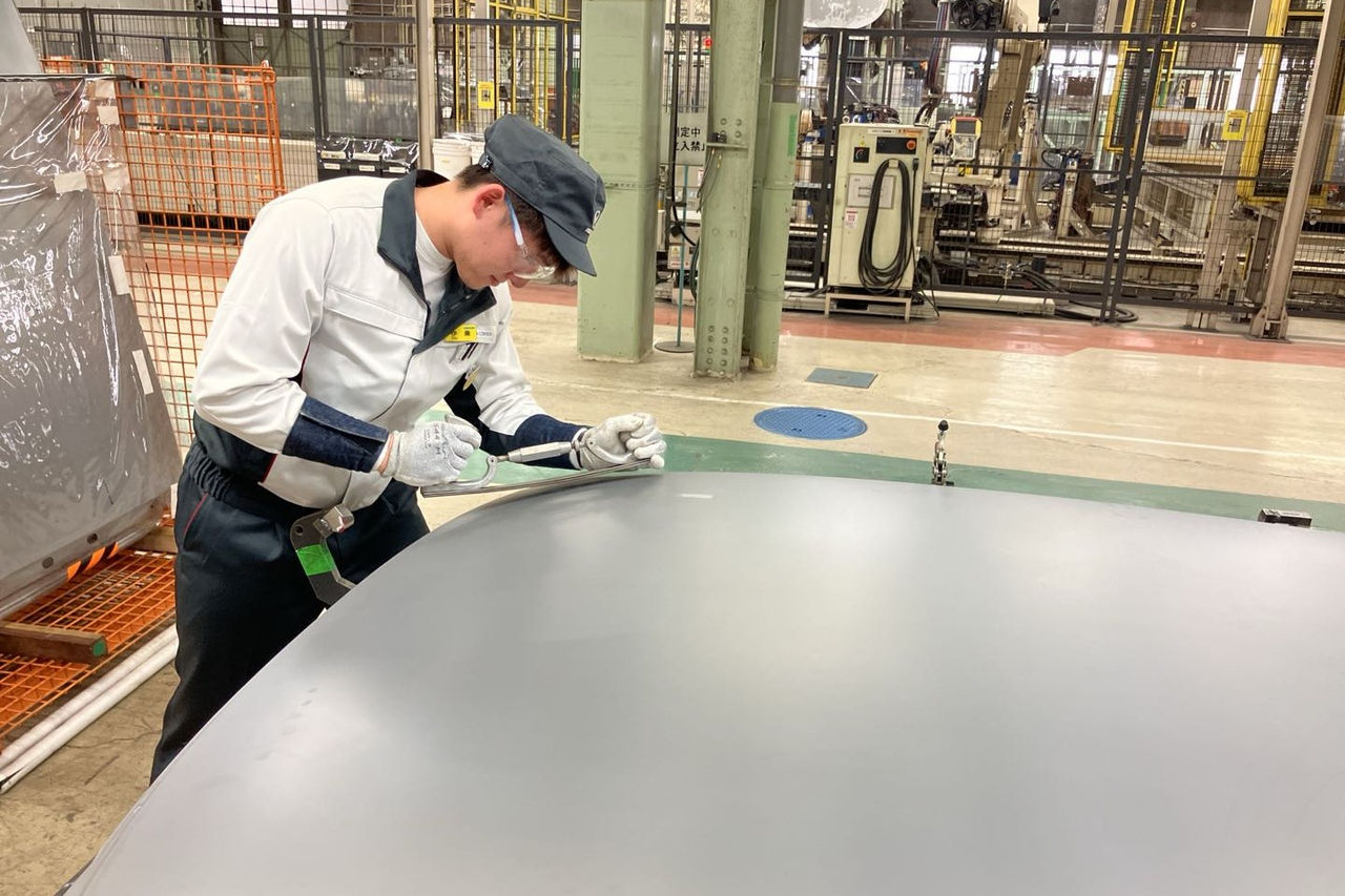 板金部品仕上げの様子①
