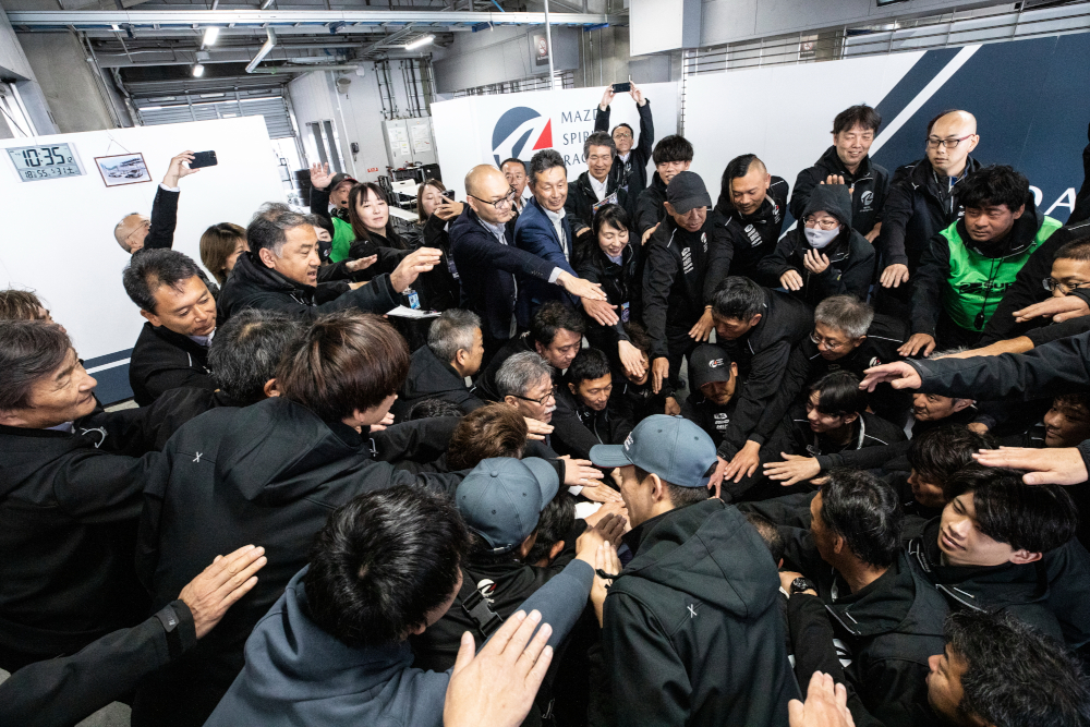 走るのはクルマだけじゃない。レースを支える人たちの物語