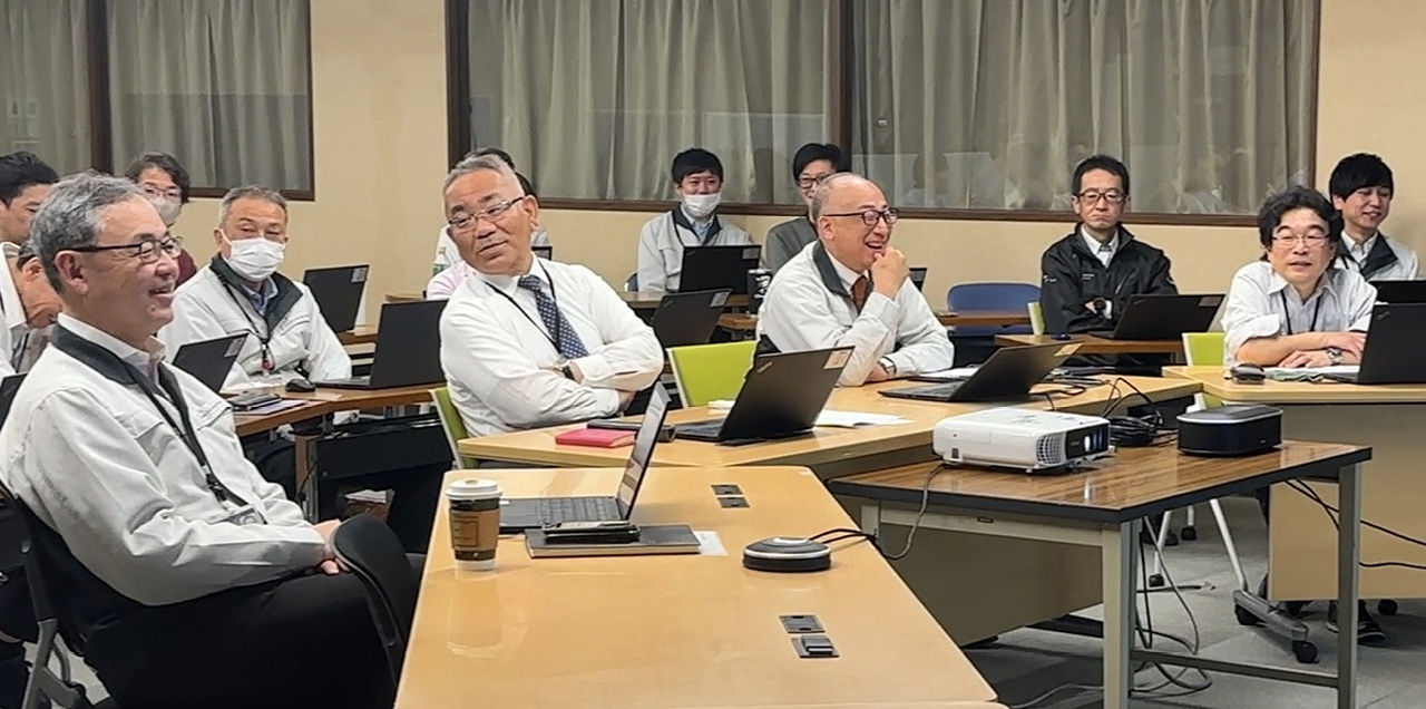 全員が主体的に取り組み活発な議論が交わされる週次会議の模様