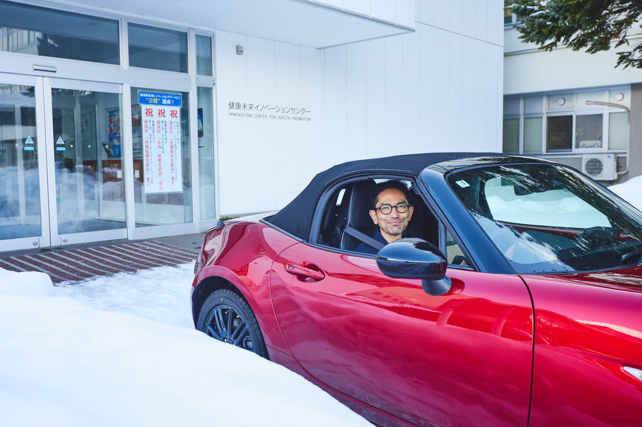 データ計測のために弘前大学に導入されたロードスターと山崎