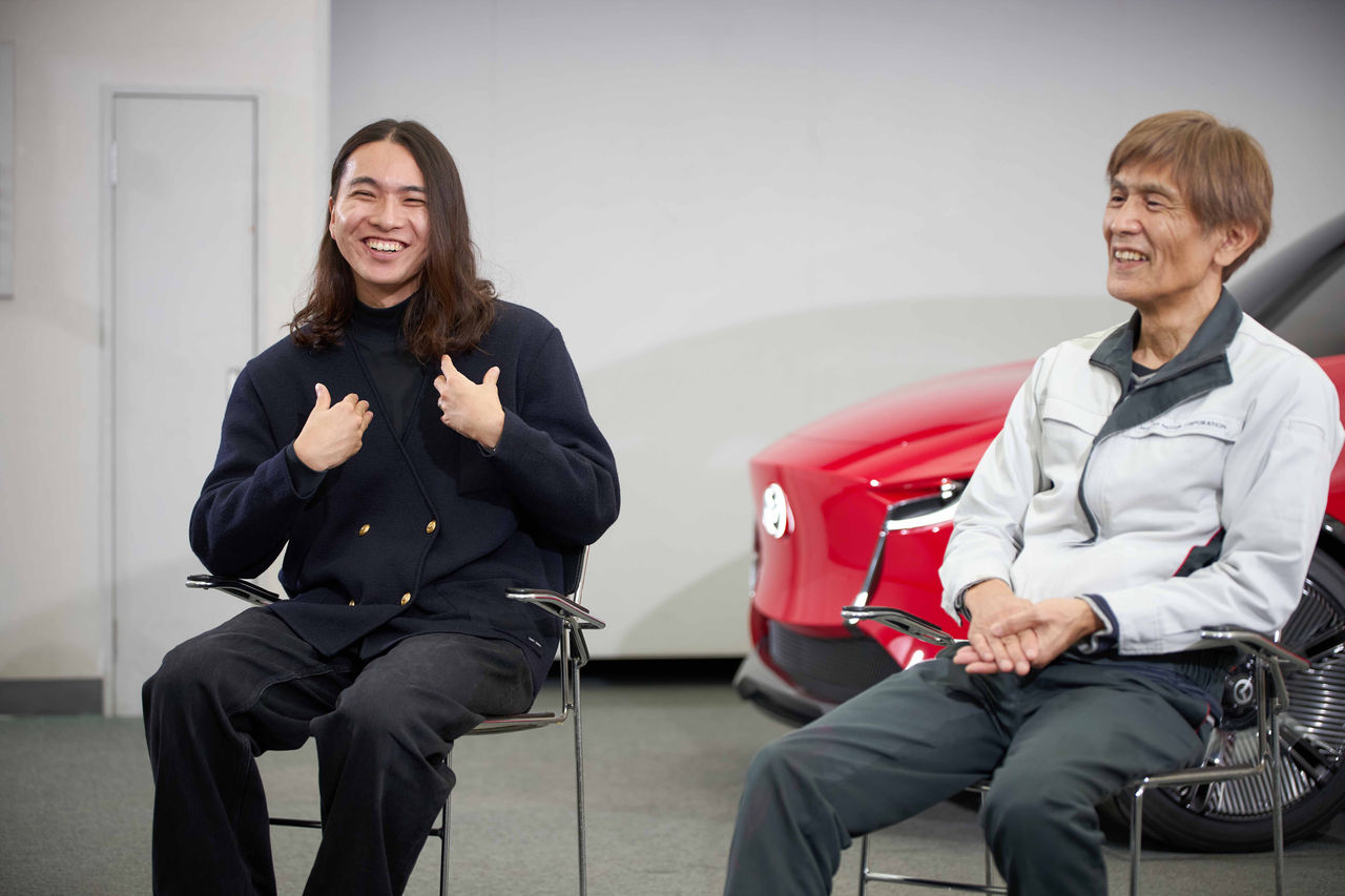 試行錯誤のシート開発を振り返って笑みがこぼれる高橋（左）と藤木。