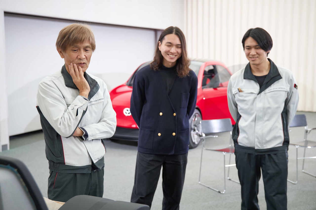 数々の試作品を前に談笑する。（左から藤木、髙橋、安富）