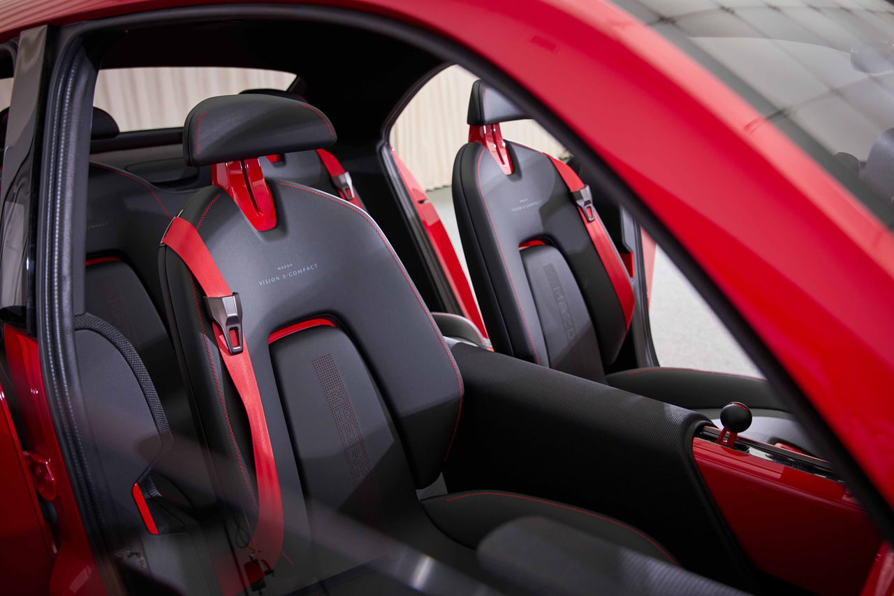 継ぎ合わせの縫製ラインのない一枚の生地から作り上げたMAZDA VISION X-COMPACTのシート。