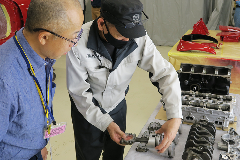 レストア作業を見学する吉岡さん