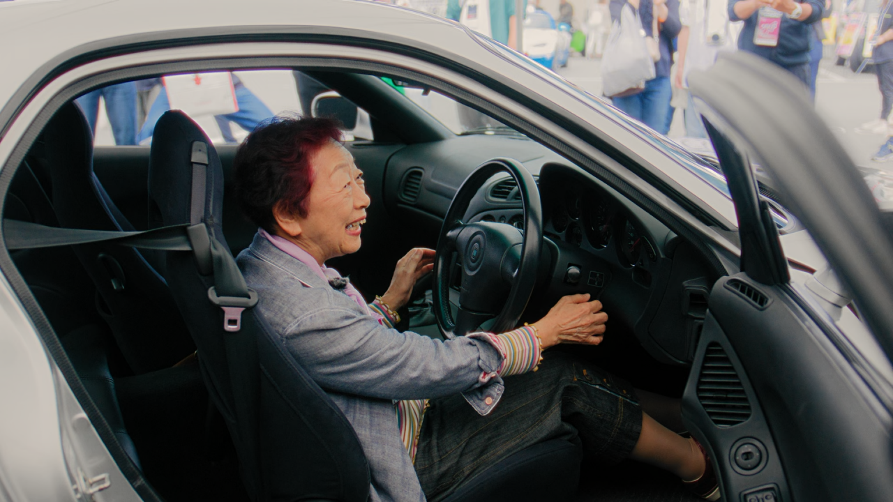 エンジンの始動を楽しむ西本さん