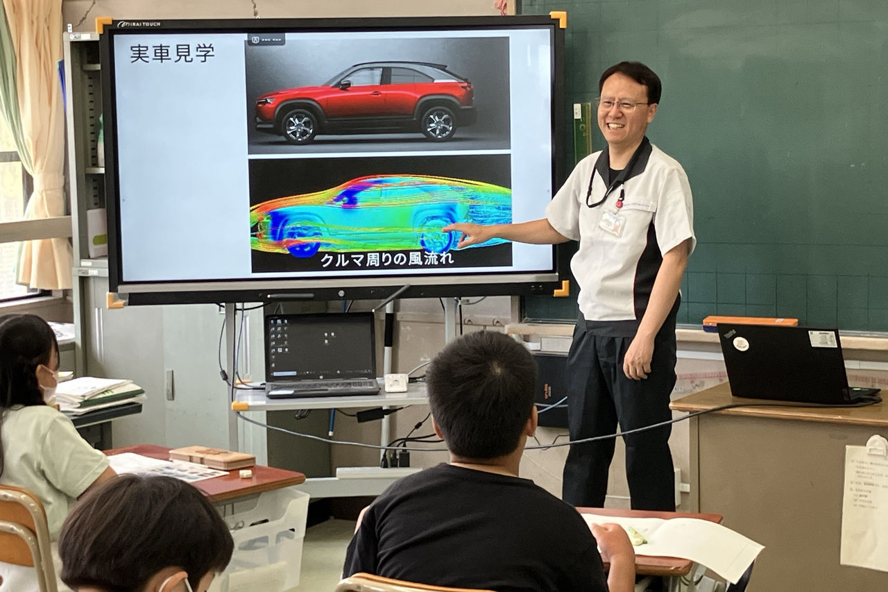 小学校で社員が出前授業を行っている様子