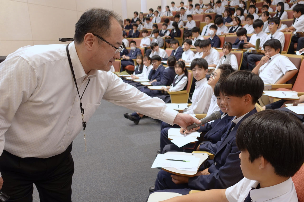 中学校で社員が職業講話を行っている様子