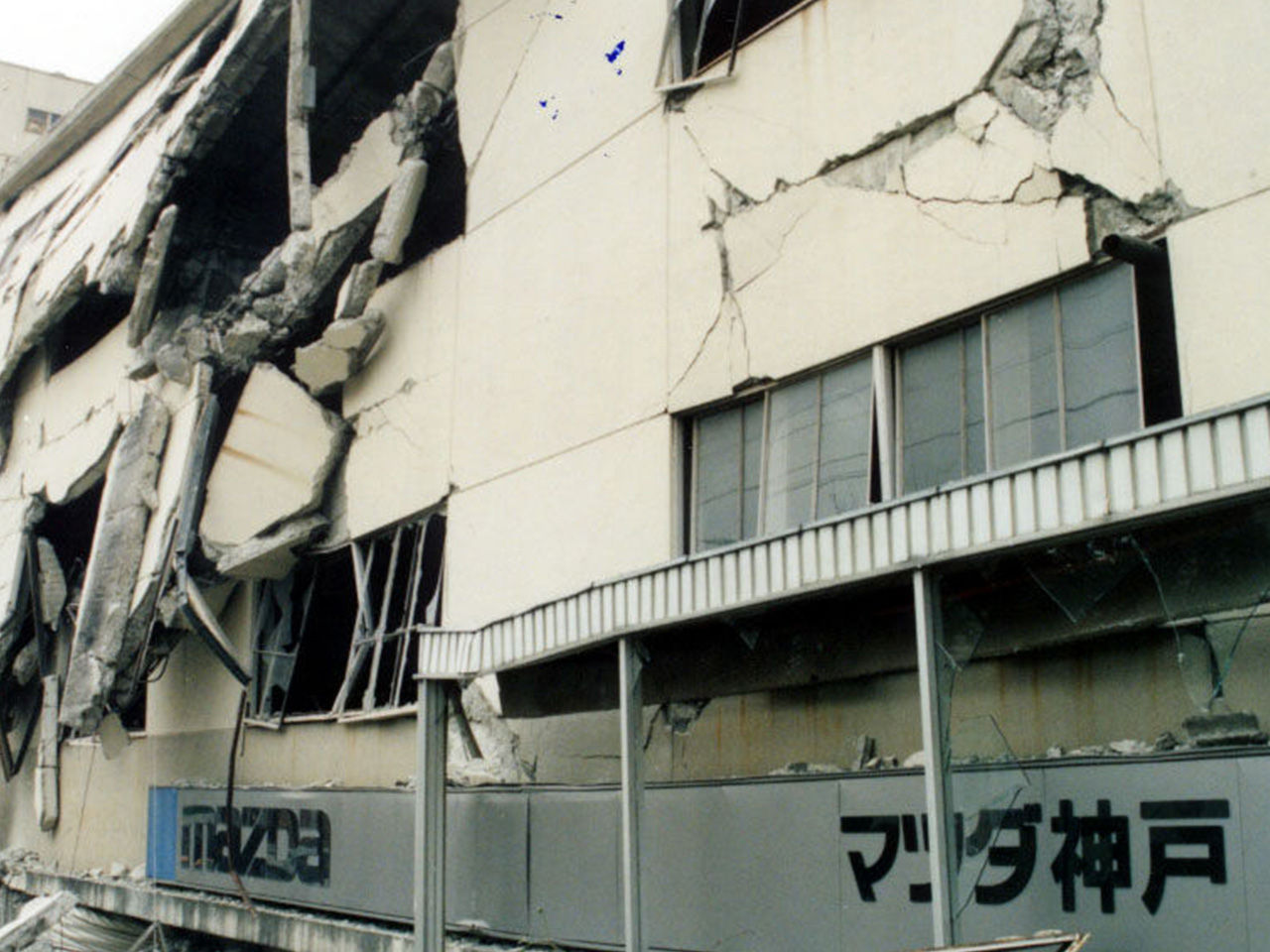 被災した神戸マツダ切戸工場