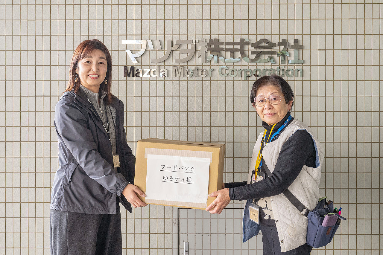 2月10日、「NPO法人 FOOT&WORK フードバンクゆるティ」に回収した食品をお渡ししました