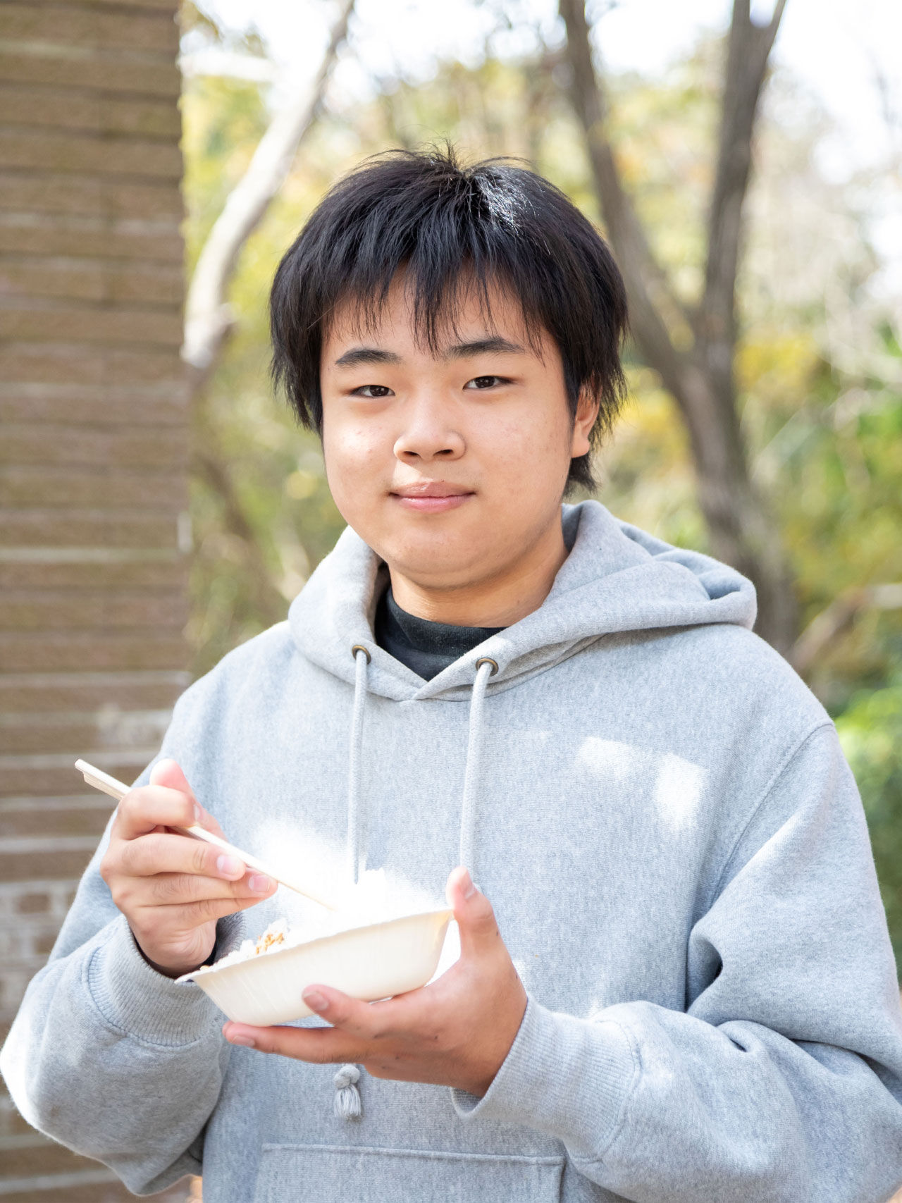 力強く木を伐採し、かまどんで炊いたごはんもたくさん食べてくれた中学3年生の男の子