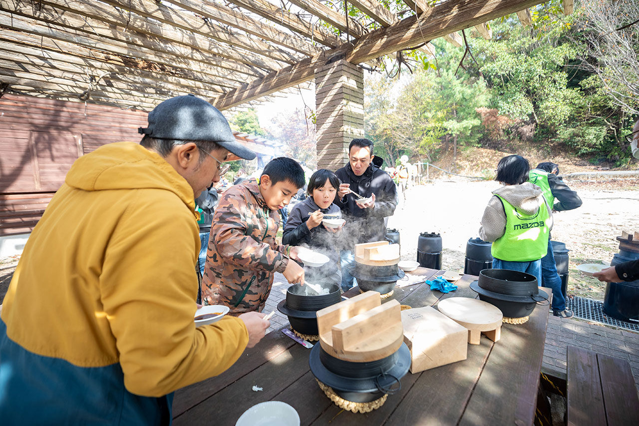 汗をかいた後はみんなでごはん！笑顔が広がる特別なひととき