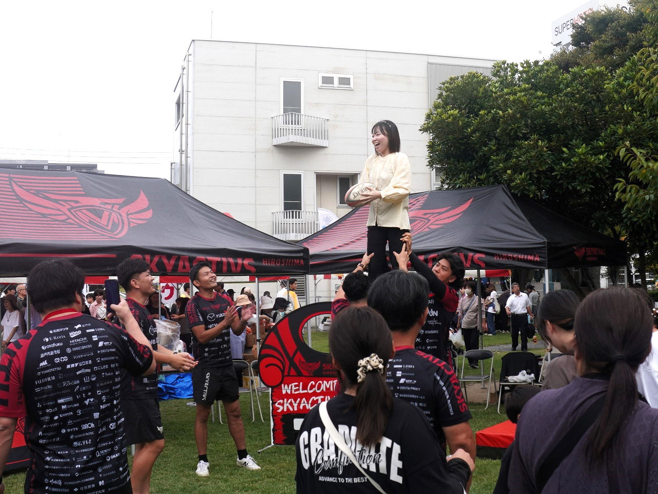 マツダスカイアクティブズ広島のラグビー体験が賑わいを演出（企業エリア）