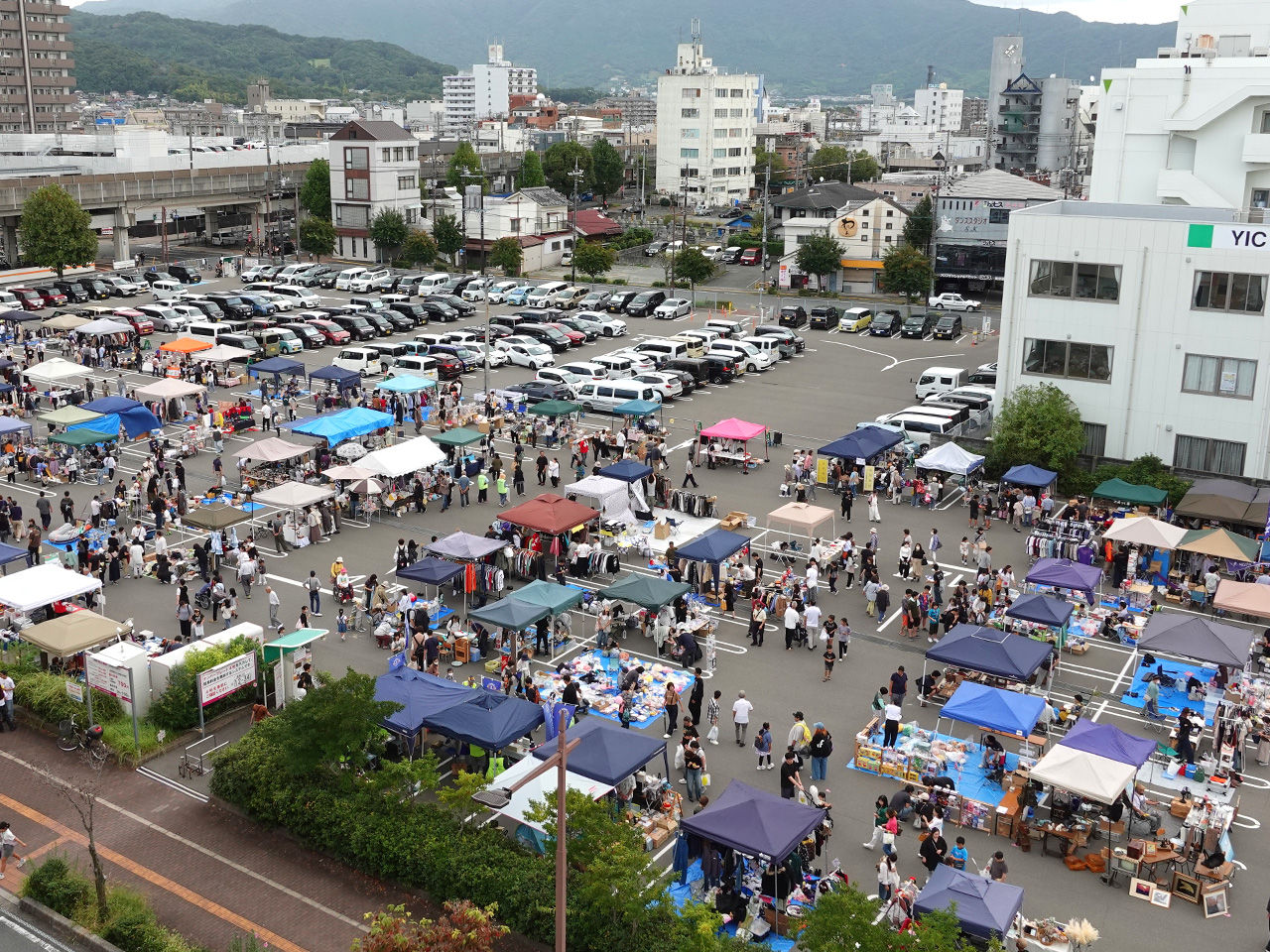 フリマエリアには参加者による多数の出店が並んだ