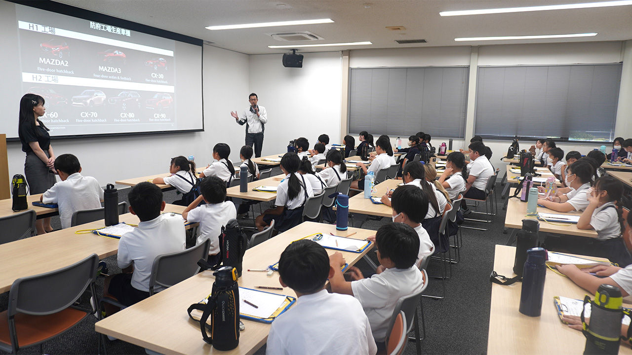 マツダのものづくりの魅力を熱心に説明