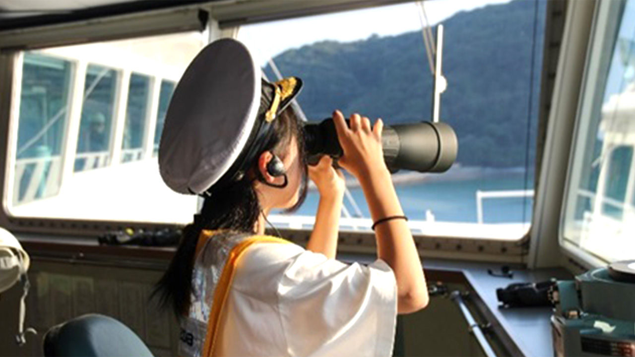 双眼鏡を手に、船長の仕事を学ぶワクワクの瞬間