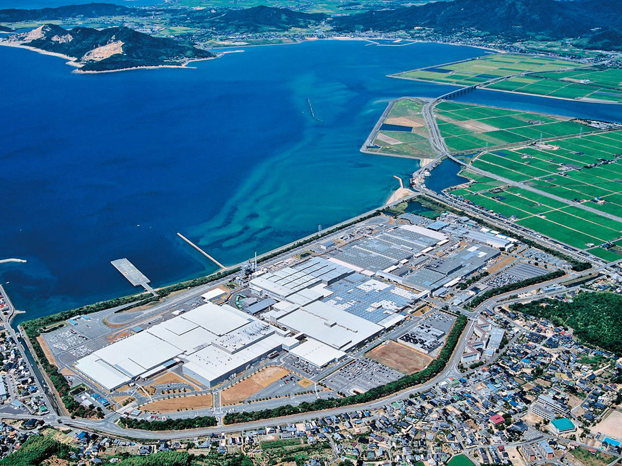 穏やかな瀬戸内海に面した防府工場