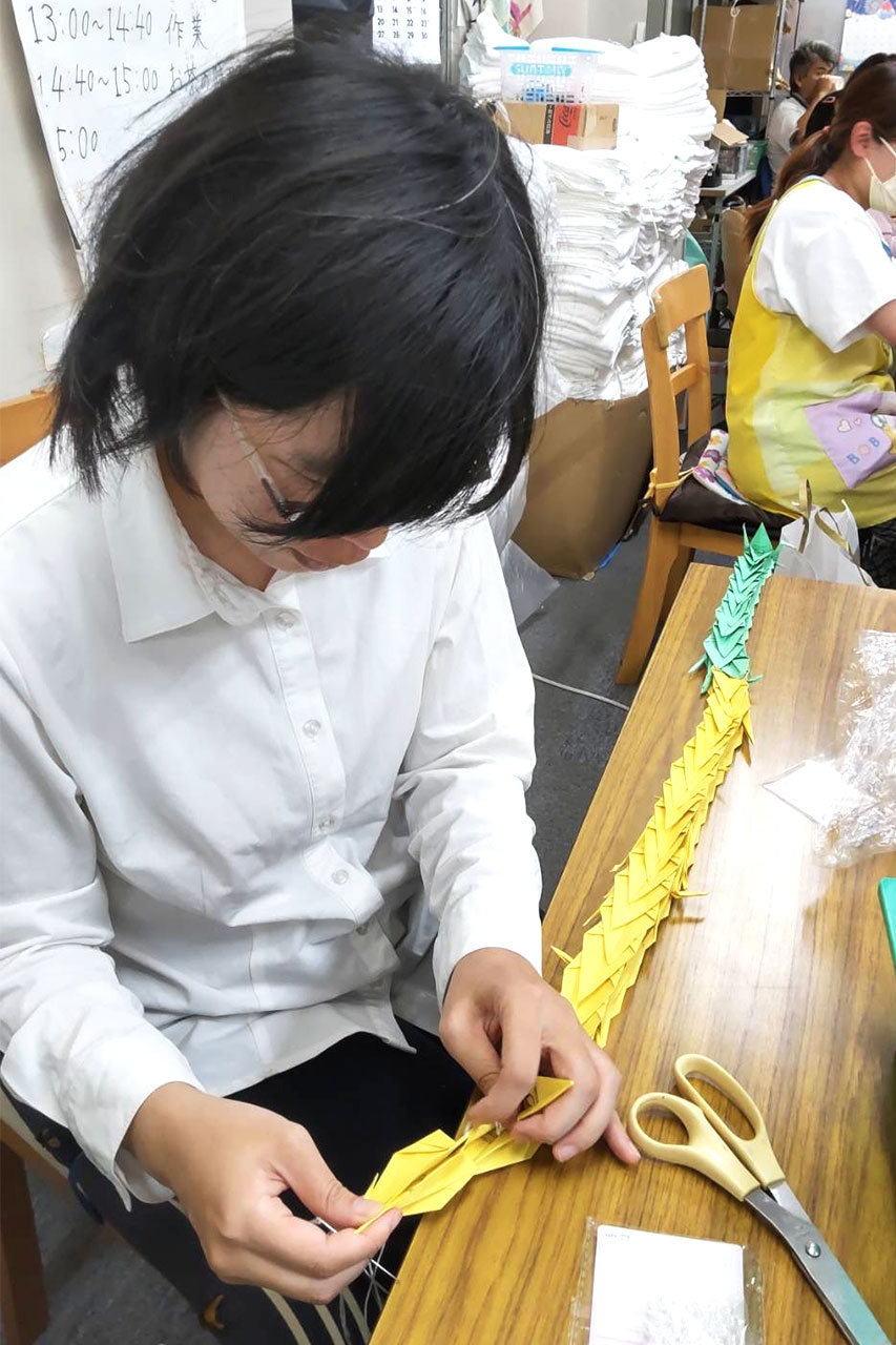 千羽鶴製作の様子