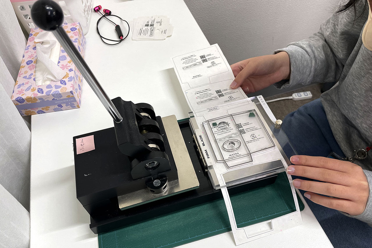 付箋を入れる封筒も手作業で型抜きを行います