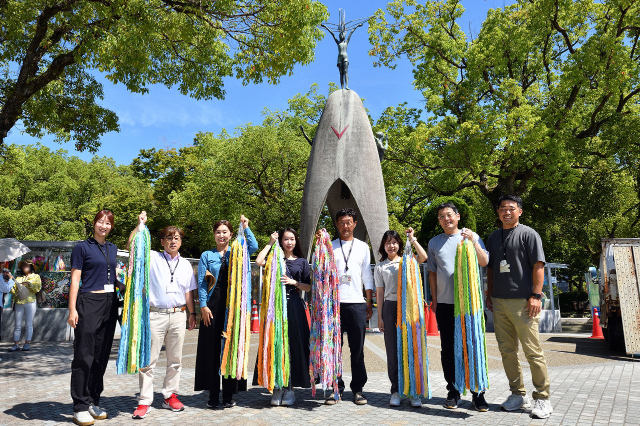 平和記念公園内「原爆の子の像」前（撮影・麻生祥代）