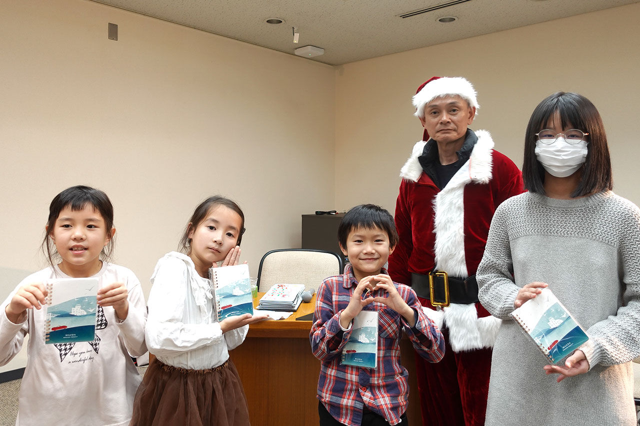 サンタドライブに参加した子どもたちに折り鶴再生紙で出来たノートをプレゼント