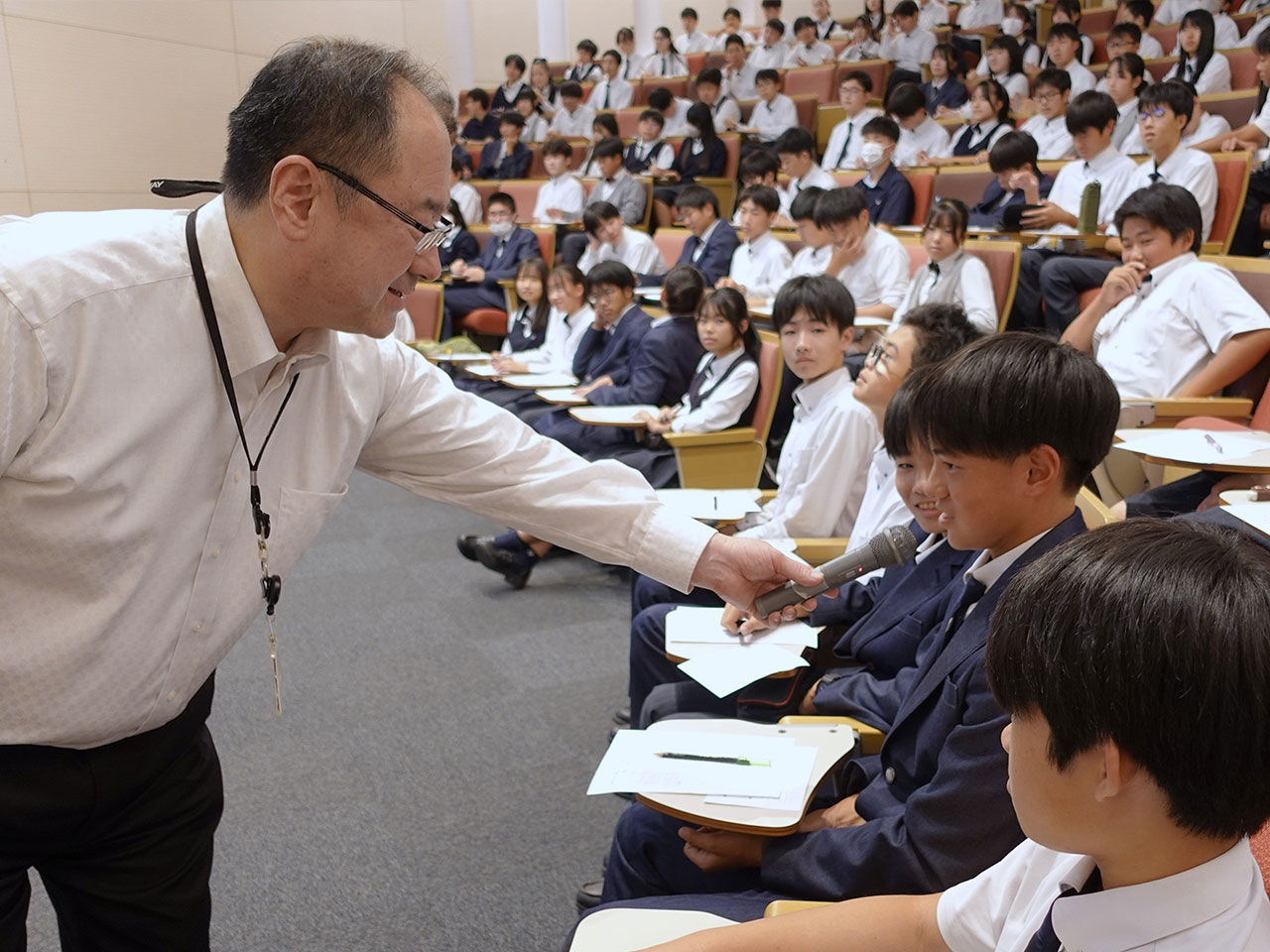 職業講話で中学生の発言に耳を傾ける講師