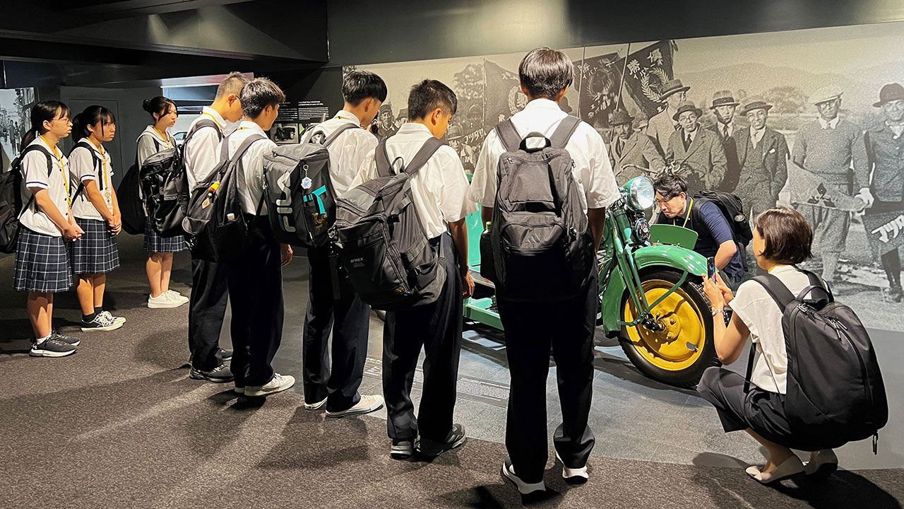 マツダミュージアムを見学する高校生の企業訪問