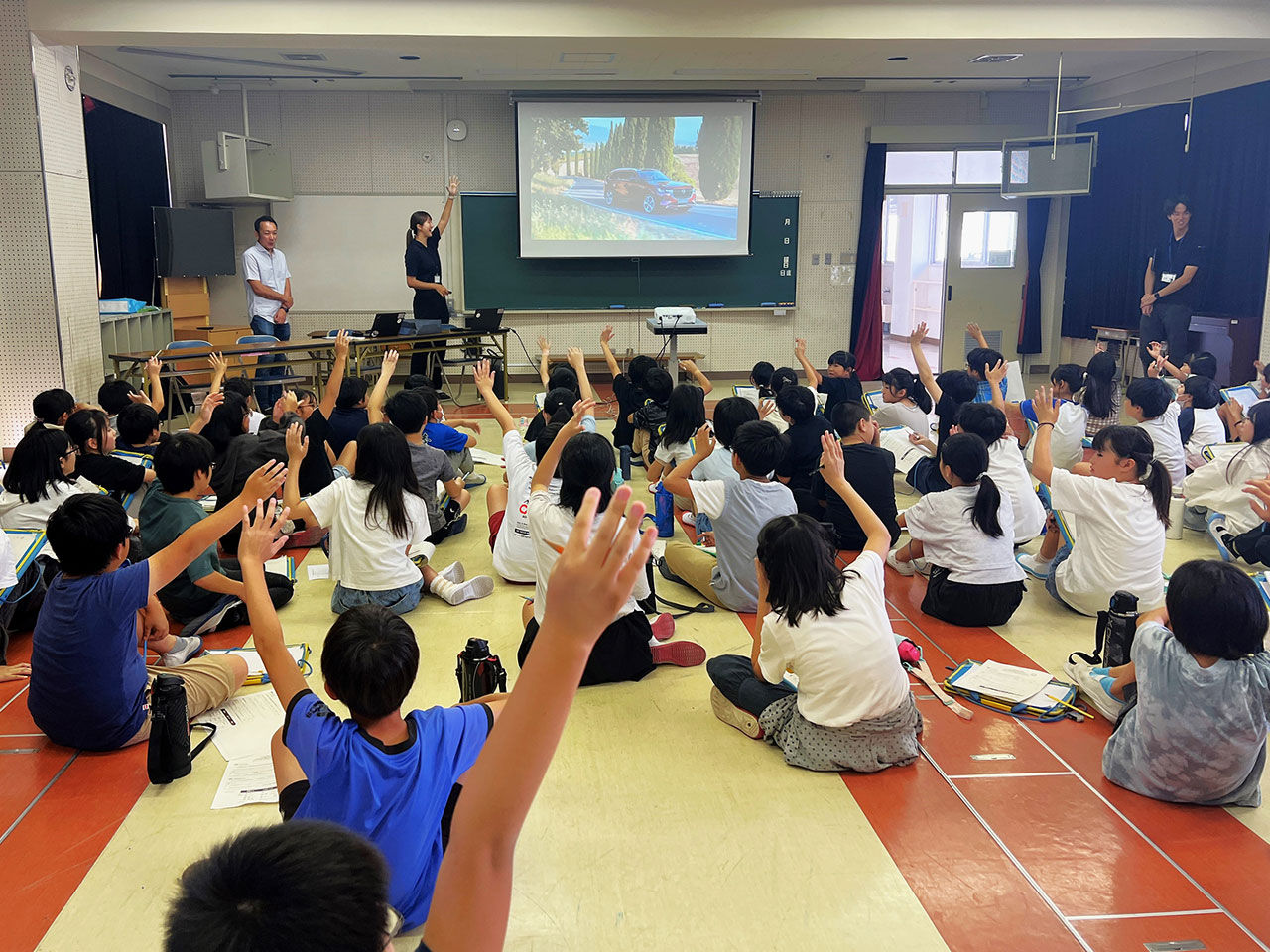 出前授業で社員の問いかけに手を挙げて応える児童