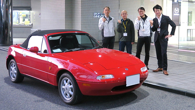NAロードスターのレストア納車式のため広島本社へ来られたお客さま
