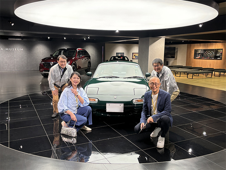 NAロードスターのレストア納車式のため広島本社へ来られたお客さま